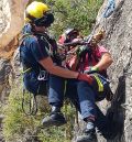 Bomberos de la Diputación realizan una práctica de rescate en altura en la Vía Ferrata de Cuevas de Cañart