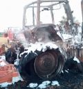 Bomberos de la DPT y forestales de Medio Ambiente extinguen el incendio de un tractor en Híjar y evitan la extensión del fuego