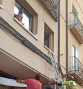 Policía Nacional, Policía Local  y Bomberos rescatan a un niño del alfeizar de una ventana con riesgo claro de caída