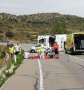 Tres heridos al volcar un camión y chocar contra él un turismo en la N-211 a la altura de Los Olmos