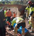Los bomberos tienen que rescatar a dos personas que se cayeron por barrancos en Fuentecerrada y Gúdar