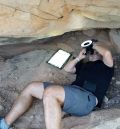 El Taller de Arqueología de Alcañiz documenta y calca las pinturas halladas en el estrecho del Regallo