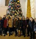 El taller de lanoterapia que se desarrolla en Ariño decora un gran árbol de Navidad