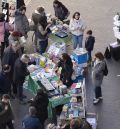 Los colegios de Teruel montan un mercadillo con libros de segunda mano en el Torico y logran 6.500 euros para la AECC