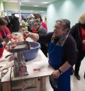 Los vecinos del Arrabal disfrutan de un día de reencuentros y convivencia en su popular matacerdo