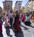 La Casa de Andalucía de Teruel pone  pasión, color y alegría a la plaza del Torico