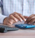 La calculadora de sobremesa y la máquina plastificadora: herramientas esenciales en la oficina