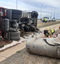 Un camión vuelca en la A-23 a la altura de la salida de Monreal del Campo sin consecuencias graves para su conductor