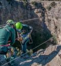 La Guardia Civil recupera un proyectil de la Guerra Civil en una sima de 20 metros en Manzanera