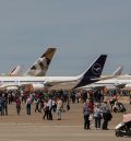 Dos F18 y un A400  vuelan sobre los asistentes a la jornada de puertas abiertas del aeropuerto