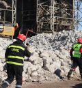 La Unidad Militar de Emergencias se ejercita entre los escombros de la chimenea derruida de la térmica