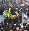 Las jotas despiden a Jesús Resucitado en la puerta de la iglesia parroquial de Andorra