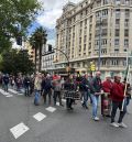 Cencerros, dulzainas y tambores ensordecen la capital aragonesa contra las talas masivas en los Montes Universales