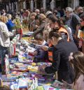 Los turolenses acuden en masa a su tradicional cita con el libro y la rosa para celebrar San Jorge