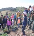 La Guardia Civil apadrina una repoblación forestal en el monte de Burbáguena que sufrió el incendio de junio