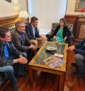 Representantes de Adeo y Finsa presentan a la alcaldesa de Teruel el proyecto de la nueva fábrica que se instalará en Platea