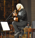 El público turolense se vuelca con el concierto ofrecido por el cantautor Amancio Prada en la Catedral