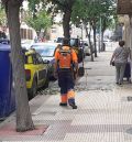 Quince operarios municipales limpian las calles de Alcañiz tras la tormenta de granizo