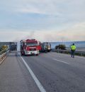 Un herido grave en una colisión entre un camión y una furgoneta en la A-23, cortada en sentido Zaragoza