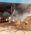 Incendio en una zona de almacenaje de paja y un edificio en una explotación agrícola de La Ginebrosa