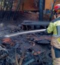 Los bomberos sofocan un incendio urbano-forestal en el centro de retiro espiritual de Monroyo