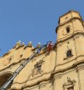 Los bomberos retiran una decena de nidos de cigüeñas de la iglesia de Santa María de Alcañiz