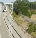 Adif avanza en la electrificación del tramo Zaragoza-Teruel-Sagunto colocando los postes de la catenaria