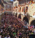 Una lluvia de confeti riega en la plaza de los Arcos a cientos de alcorisanos en el Chupinazo