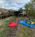 Los bomberos de la DPT liberan a un camionero herido tras salirse de la N-211 en Martín del Río