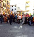 Unas cien personas se concentran ante la sede del PSOE-Teruel en respuesta al llamamiento de Vox