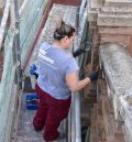 Los restauradores se afanan en retirar incrustaciones adheridas a la piedra y ladrillo de La Escalinata de Teruel