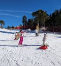 Un sol radiante y buena nieve reciben a los visitantes el día de apertura  de la estación de Valdelinares