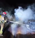 Los bomberos sofocan el incendio de un coche en la A-23
