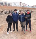 Los quintos de Calamocha preparan la tradicional hoguera para la noche de Reyes