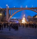 El encendido de la hoguera de San Julián precede a otros fuegos que se extienden por toda la ciudad de Teruel