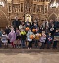 Regalos para una veintena de niñas y niños que visitaron el belén de San Pedro