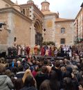 Centenares de personas acuden a la plaza de la Catedral para asistir a la boda de Isabel y Pedro de Azagra