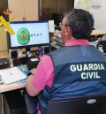 La Guardia Civil sorprende a dos personas copiando en el examen teórico del permiso de conducir con un teléfono oculto