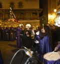 Tambores, bombos y cornetas acompañan al Santo Paso y una saeta se lanza al aire de Teruel