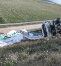 Los bomberos de la DPT auxilian a un camionero atrapado en la cabina tras volcar el vehículo