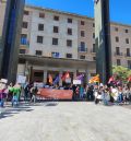 Entregan 400 firmas en el IASS en Zaragoza para pedir mejores condiciones laborales para los educadores sociales en centros de menores