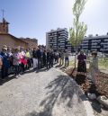 Una placa recuerda a Emerenciana Pastor junto a árboles que ella plantó