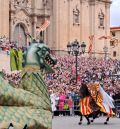 San Jorge derrota al Dragón en Alcañiz para imponer el bien sobre el mal en una abarrotada plaza de España