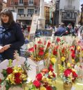 Los libros y las rosas le ganan la partida  a una fría mañana en la plaza del Torico