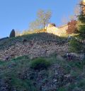 La limpieza del primer tramo de la muralla de Albarracín desvela restos de un torreón de planta circular