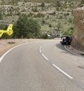Herido grave un motorista al perder el control en una curva y chocar con un camión en La Cañada de Benatanduz