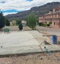 Estercuel construye una pista de pádel junto a la piscina y el hotel municipal