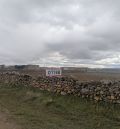 Los carteles de los pueblos aparecen del revés como protesta del sector agrario