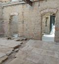Reaparecen losas de piedra del siglo XVI en plena reforma de la Lonja de Alcañiz