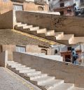El Ayuntamiento de Alcañiz retira varias pintadas en la plaza Mendizábal